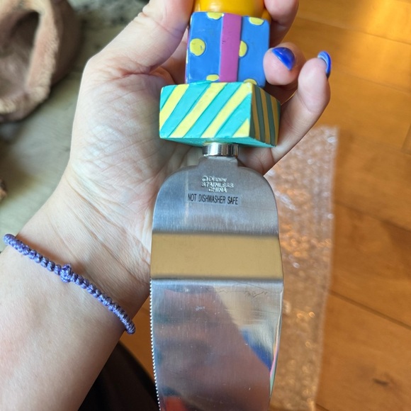 Winnie the Pooh Colorful Bear-Themed Kids Cake Server - Picture 4 of 4